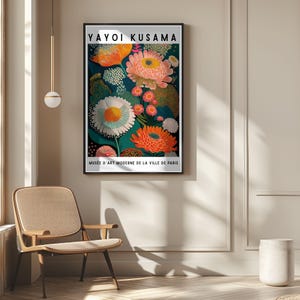 Pode incluir: Uma impress&atilde;o de arte emoldurada com um design floral, exibindo o texto "YAYOI KUSAMA" no topo e "MUS&Eacute;E D'ART MODERNE DE LA VILLE DE PARIS" na parte inferior. A obra apresenta flores vibrantes em tons de laranja, rosa, branco e verde contra um fundo azul-petr&oacute;leo escuro.