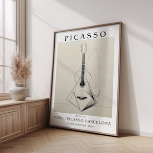 Puede incluir: Una impresi&oacute;n art&iacute;stica enmarcada con una ilustraci&oacute;n en blanco y negro de una guitarra. La obra de arte, titulada "Picasso", incluye el texto "Museu Picasso Barcelona" y "Carrer Montcada - Espa&ntilde;a."