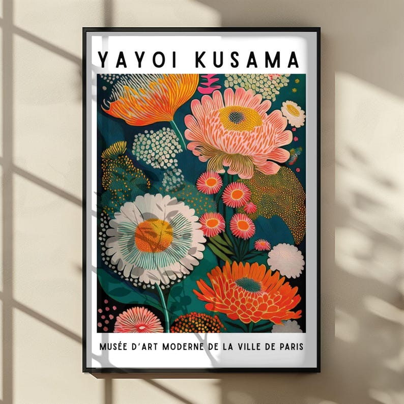Pode incluir: Uma impress&atilde;o art&iacute;stica emoldurada com um design floral colorido. A obra de arte apresenta grandes flores em tons de laranja, rosa e branco sobre um fundo azul-petr&oacute;leo escuro. O texto "YAYOI KUSAMA" e "MUS&Eacute;E D'ART MODERNE DE LA VILLE DE PARIS" &eacute; exibido.