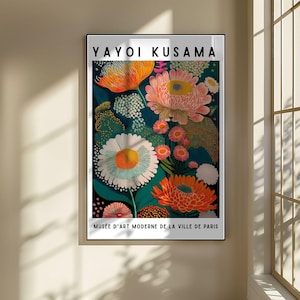 Pode incluir: Uma impress&atilde;o art&iacute;stica emoldurada com um design floral vibrante com grandes flores estilizadas em tons de laranja, rosa e branco sobre um fundo azul-petr&oacute;leo escuro. A impress&atilde;o inclui o texto "YAYOI KUSAMA" no topo e "MUS&Eacute;E D'ART MODERNE DE LA VILLE DE PARIS" na parte inferior.