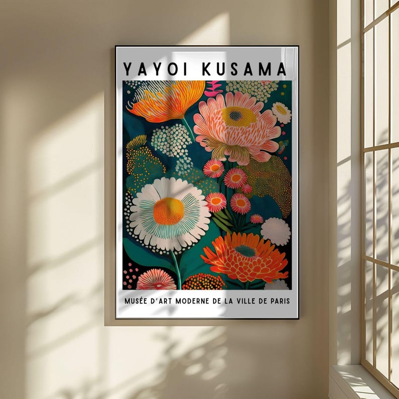 Pode incluir: Uma impress&atilde;o art&iacute;stica emoldurada com um design floral vibrante com grandes flores estilizadas em tons de laranja, rosa e branco sobre um fundo azul-petr&oacute;leo escuro. A impress&atilde;o inclui o texto "YAYOI KUSAMA" no topo e "MUS&Eacute;E D'ART MODERNE DE LA VILLE DE PARIS" na parte inferior.