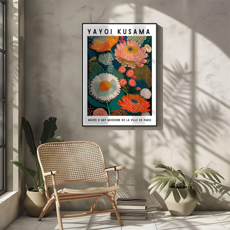 Pode incluir: Uma impress&atilde;o art&iacute;stica emoldurada com um design floral. A obra apresenta grandes flores coloridas em tons de laranja, rosa e branco sobre um fundo azul-petr&oacute;leo escuro. A impress&atilde;o inclui o texto "YAYOI KUSAMA" e "MUS&Eacute;E D'ART MODERNE DE LA VILLE DE PARIS".