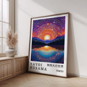 Peut inclure: Impression d'art encadrée représentant un coucher de soleil sur un lac, avec un design coloré et pointillé. L'œuvre comprend le texte "YAYOI KUSAMA" et des caractères japonais. La palette de couleurs comprend des teintes orange, violet et bleu.