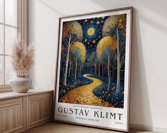 Op de afbeelding: Ingelijste kunstdruk met een mystiek landschap van Gustav Klimt. Het kunstwerk toont een kronkelend pad door een bos onder een sterrenhemel. De print bevat de tekst "20 TH CENTURY EXHIBITION" en "LOST FOREST MYSTICAL LANDSCAPE AUSTRIA".