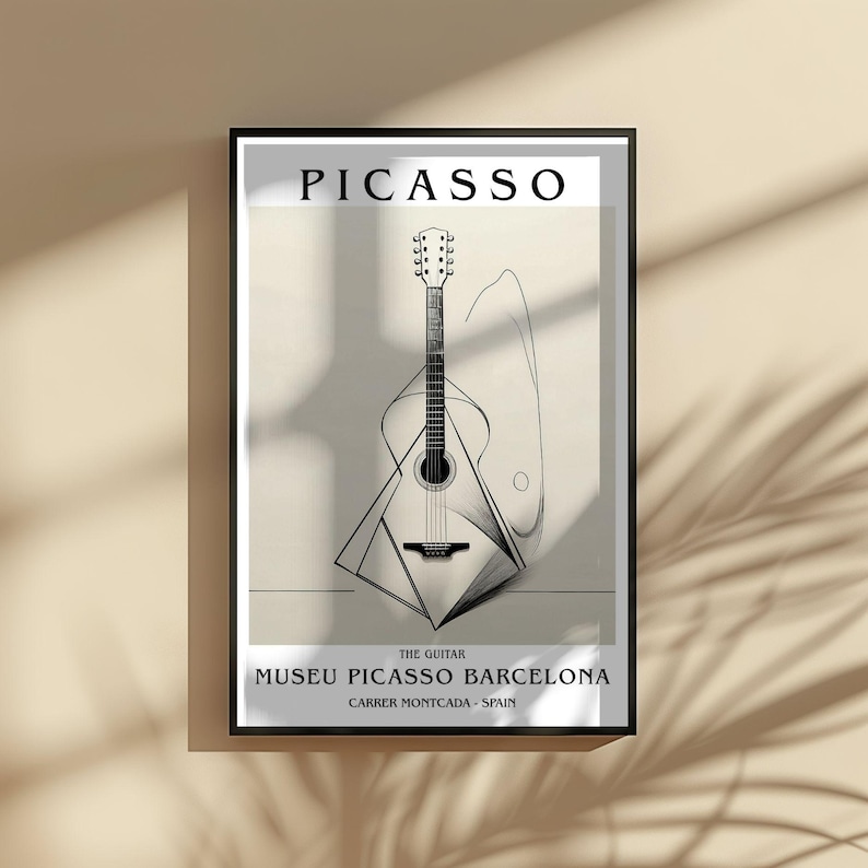 Puede incluir: Impresi&oacute;n art&iacute;stica enmarcada con un dibujo lineal en blanco y negro de una guitarra. La impresi&oacute;n incluye el nombre "PICASSO" en la parte superior y "MUSEU PICASSO BARCELONA" en la parte inferior, con el texto "THE GUITAR" en el medio.
