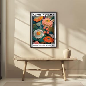 Pode incluir: Uma impress&atilde;o art&iacute;stica emoldurada com um design floral colorido. O texto "YAYOI KUSAMA" est&aacute; no topo e "MUS&Eacute;E D'ART MODERNE DE LA VILLE DE PARIS" na parte inferior. A obra de arte apresenta flores laranja, rosa e brancas sobre um fundo azul escuro.