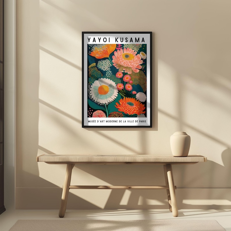 Pode incluir: Uma impress&atilde;o art&iacute;stica emoldurada com um design floral colorido. O texto "YAYOI KUSAMA" est&aacute; no topo e "MUS&Eacute;E D'ART MODERNE DE LA VILLE DE PARIS" na parte inferior. A obra de arte apresenta flores laranja, rosa e brancas sobre um fundo azul escuro.