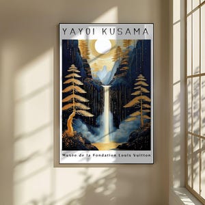 K&ouml;nnte beinhalten: Ein gerahmter Kunstdruck mit einer Landschaft mit Wasserfall, Bergen und B&auml;umen in Blau-, Gold- und Wei&szlig;t&ouml;nen. Das Kunstwerk tr&auml;gt oben die Aufschrift "YAYOI KUSAMA" und unten "Mus&eacute;e de la Fondation Louis Vuitton".