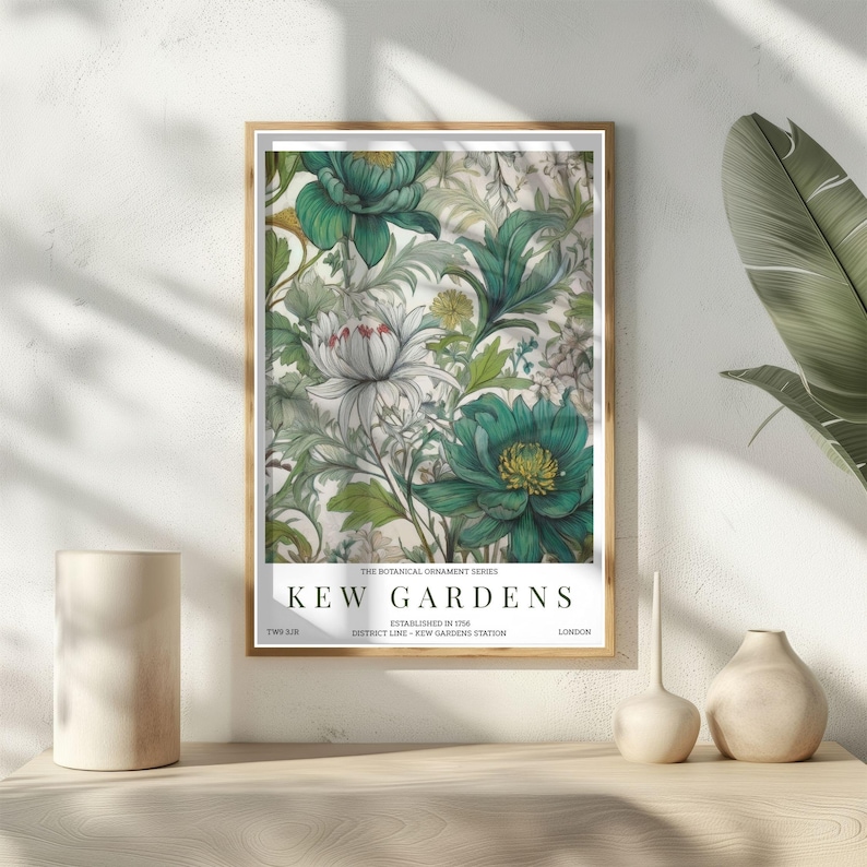 K&ouml;nnte beinhalten: Ein gerahmter botanischer Druck mit einem floralen Design in Wei&szlig;-, Gr&uuml;n- und T&uuml;rkist&ouml;nen. Der Druck tr&auml;gt die Aufschrift "KEW GARDENS" und "ESTABLISHED IN 1756 LONDON". Das Kunstwerk wird in einem Raum mit dekorativen Vasen pr&auml;sentiert.