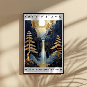 K&ouml;nnte beinhalten: Ein gerahmter Kunstdruck mit einer Wasserfallszene mit goldener Sonne und stilisierten B&auml;umen. Das Kunstwerk hat eine dunkelblaue und goldene Farbpalette mit dem Text "YAYOI KUSAMA" oben und "Mus&eacute;e de la Fondation Louis Vuitton" unten.
