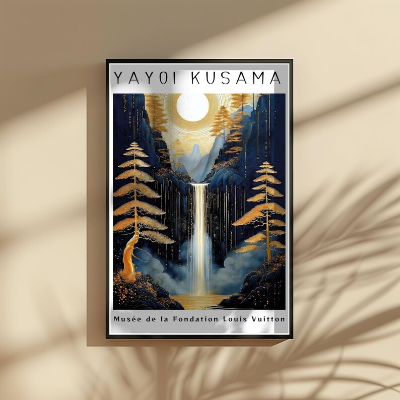 K&ouml;nnte beinhalten: Ein gerahmter Kunstdruck mit einer Wasserfallszene mit goldener Sonne und stilisierten B&auml;umen. Das Kunstwerk hat eine dunkelblaue und goldene Farbpalette mit dem Text "YAYOI KUSAMA" oben und "Mus&eacute;e de la Fondation Louis Vuitton" unten.