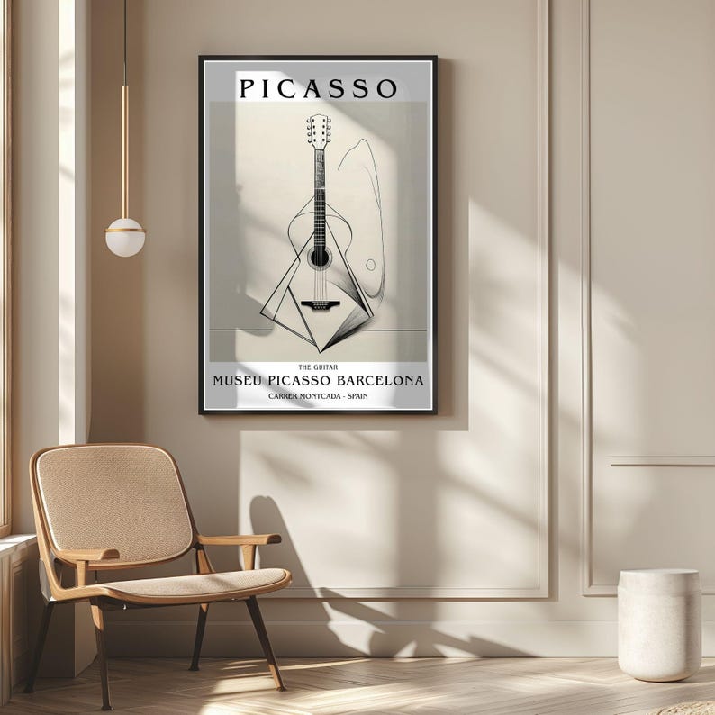 Puede incluir: Una impresi&oacute;n art&iacute;stica enmarcada con una ilustraci&oacute;n de guitarra de Picasso. La impresi&oacute;n tiene un marco negro e incluye el texto "PICASSO" en la parte superior y "MUSEU PICASSO BARCELONA" en la parte inferior. La guitarra est&aacute; representada en blanco y negro.