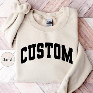 Sweat-shirt avec lettre universitaire, sweat-shirt d&#39;État personnalisé, texte universitaire personnalisé, pull à capuche personnalisé encolure ras du cou, État de l&#39;université, nom de ville personnalisé