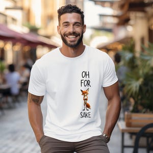 Könnte beinhalten: Weißes T-Shirt mit einem Comic-Fuchs und dem Text "OH FOR SAKE" auf der Vorderseite.