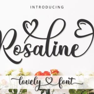 Può includere: Un carattere nero, "Rosaline", con accenti a forma di cuore, è visualizzato su uno sfondo bianco. La parola "INTRODUCING" è sopra il nome. Sotto, le parole "lovely font" sono scritte in uno stile simile, con fiori in basso.