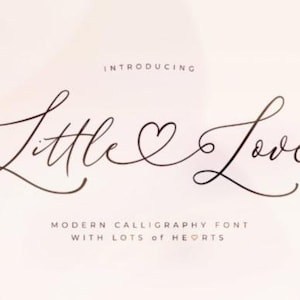 Può includere: Presentazione di Little Love, un font di calligrafia moderno con molti cuori. Il font è scritto in corsivo con un simbolo di cuore tra le parole "Little" e "Love".