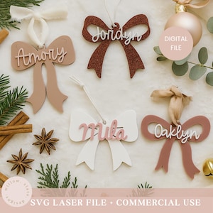 Puede incluir: Adornos navideños personalizados en forma de lazo en varios colores, incluyendo purpurina marrón, blanco y rosa. Cada adorno presenta un nombre, como "Amory" o "Jordyn", y está diseñado para corte láser. La imagen también incluye el texto "SVG Laser File + Commercial Use."