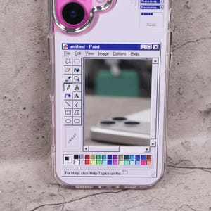 Puede incluir: Funda transparente para teléfono con un anillo de cámara rosa y un diseño blanco que representa una interfaz retro "untitled - Paint". La funda tiene un borde transparente e incluye el texto "untitled - Paint".