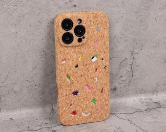 Funda ecológica para iPhone de corcho auténtico con salpicaduras de pintura y soporte de madera con cita. Funda artística para iPhone, ideal como regalo navideño.