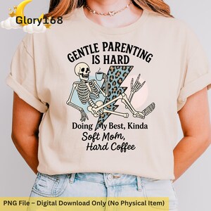 Zacht ouderschap is moeilijk Skeletmoeder, png | Grappige koffie moeder digitale download | Shirtontwerp Soft Mom Hard Coffee | Sarcastisch moederleven