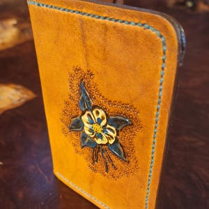 Cartera más pequeña para un volumen menor. Fabricada en Colorado, EE. UU.