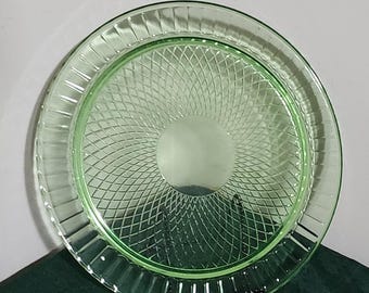 1930年代のヴィンテージウランガラス製大皿とスタンド - ほぼアンティーク調、輝く緑色のダイヤモンド模様のサービングプレート