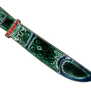 Może przedstawiać: Ozdobny ceramiczny nóż w kolorze zielonym, czarnym i niebieskim. Nóż ma szczegółowe wzory, w tym wiry i kształty geometryczne. Rękojeść jest zielona z czarnym wierzchem, a ostrze ma ciemniejszy odcień zieleni.