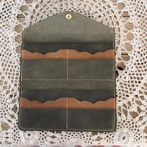 Cartera plegable para mujer de piel auténtica en color verde bosque y marrón claro.