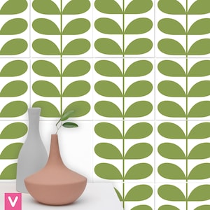 Op de afbeelding: Groene bladeren patroon tegel stickers voor een keuken of badkamer. De stickers zijn op een witte achtergrond en hebben een herhalend patroon van groene bladeren.