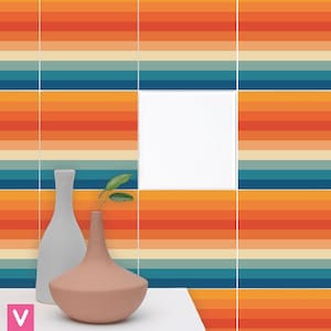 Può includere: Due vasi in ceramica, uno grigio chiaro e uno in terracotta, si trovano su una superficie bianca davanti a un muro ricoperto di strisce orizzontali arancioni, crema, blu-verde e blu. I vasi sono vuoti e lo sfondo è un motivo a strisce ripetitive.