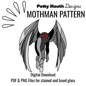 Könnte beinhalten: Ein Bleiglasmuster des Mothman, einer Kreatur mit großen Flügeln und roten Augen. Das Muster ist in Grautönen und Schwarz gehalten, mit einem weißen Hintergrund. Der Text "Potty Mouth Designs" und "MOTHMAN PATTERN" befindet sich oben im Bild. Der Text "Digitaler Download" und "PDF & PNG Dateien für gefärbtes und geschmolzenes Glas" befindet sich unten im Bild.