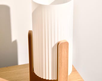 Japanse eikenhouten nachtlamp: geribbelde kap, Japandi nachtlampje (cadeau voor een housewarming)