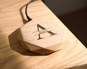 Cargador inalámbrico con nombre personalizado: Accesorio de escritorio de madera grabado