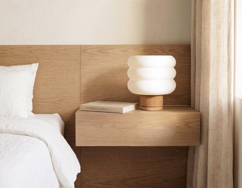 Lámpara de mesilla de noche con anillos apilados y base de roble: Lámpara de mesa pequeña para mesita de noche, ideal para un dormitorio cálido y minimalista. imagen 3