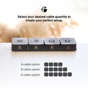 Puede incluir: Un organizador de cables con cuatro bloques de madera oscura, cada uno con un icono diferente: un tel&eacute;fono, un cuadrado, un port&aacute;til y un rat&oacute;n. El texto dice: "Seleccione la cantidad de cables deseada para crear su configuraci&oacute;n perfecta."