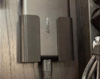 Soporte de pared para cargador Anker PowerPort PD, soporte compacto para estación de carga, gestión segura de cables, base montable para adaptador de corriente USB-C