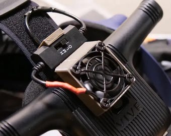 Soporte de ventilador inalámbrico para HTC Vive Pro: solución de refrigeración para problemas de sobrecalentamiento. Reduce la temperatura y evita pantallas grises en HTC Vive Pro.