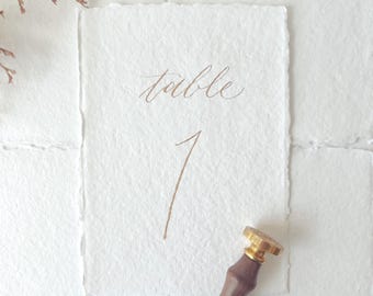 Handgeschreven versierde tafelnummers bruiloft tafel decor tafelnummers neutraal bord tafelnummer handgeschept papier met gouden tafelnummer