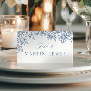 Dusty French Blue Tischkarte, bearbeitbare elegante Hochzeit Ort Name Vorlage, Vintage Floral druckbare Gast Sitzplatzkarte, sofortiger Download