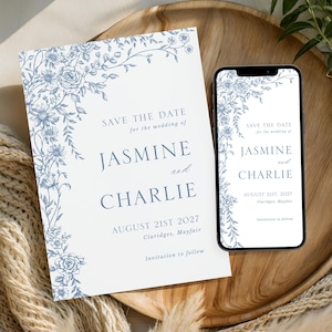 Op de afbeelding: Een trouwuitnodiging en een smartphone met hetzelfde ontwerp. De uitnodiging is wit met blauwe bloemaccenten en de tekst "Save the Date" voor Jasmine en Charlie, 21 augustus 2027, Claridges, Mayfair. De telefoon toont hetzelfde ontwerp.