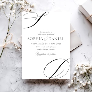 Puede incluir: Una invitación de boda blanca con escritura negra. La invitación dice "SOPHIA & DANIEL" e incluye la fecha, hora y lugar de la boda. La invitación está decorada con detalles florales.