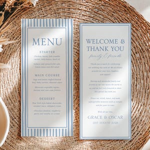 Może przedstawiać: Dwie karty menu weselnego z niebiesko-białą obwódką w paski. Lewa karta zawiera napis „MENU” i wymienia opcje przystawek, dań głównych i deserów. Prawa karta zawiera napis „WELCOME & THANK YOU” i zawiera podziękowania, imiona i datę.