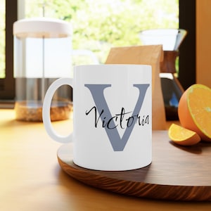 Taza personalizada con letra, nombre e iniciales. Un regalo único para cumpleaños, aniversarios, para él o ella, familiares y amigos.
