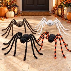 以下が含まれることがあります： ハロウィーン用の大きなふわふわしたクモの装飾が4体。茶色が1体、赤い目をした白が1体、真っ黒が1体、黒い体に黒とオレンジの縞模様の脚を持つものが1体です。各クモには8本の長い可動式の脚が付いています。