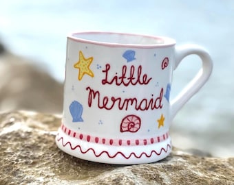 Taza con forma de concha de sirena con opción de personalización. Taza de cerámica pintada a mano con diseño de la Sirenita. Regalo ideal para niñas.