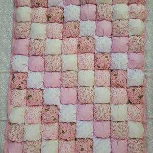 Pink floral Puff quilt for baby or toddler. Pink and white