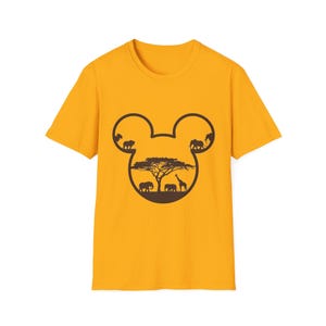Camiseta Safari Softstyle de Mickey y sus amigos, temática de animales de la selva, con lazo de leopardo, top en tonos tierra, unisex inspirada en Disney.
