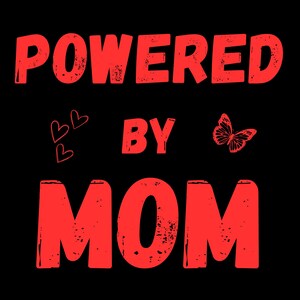 Powered By Mom ! SVG PNG - 素晴らしいお母さんへの心温まる贈り物 - シャツやマグカップなどに最適なデザイン - 母の愛 - 母の日ギフト