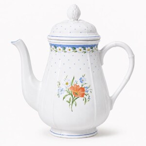 Puede incluir: Tetera de cerámica blanca con tapa y asa. La tetera presenta un diseño floral con flores naranjas, azules y blancas. Tiene un patrón de puntos azules y un ribete azul. La tapa está rematada con un pequeño pomo decorativo blanco.