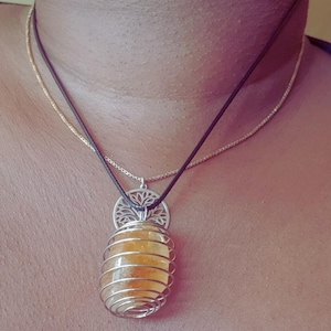 Citrine – Pierre roulée + pendentif cage OFFERT + carte avec QR code bien-être (vitalité, confiance, énergie solaire)